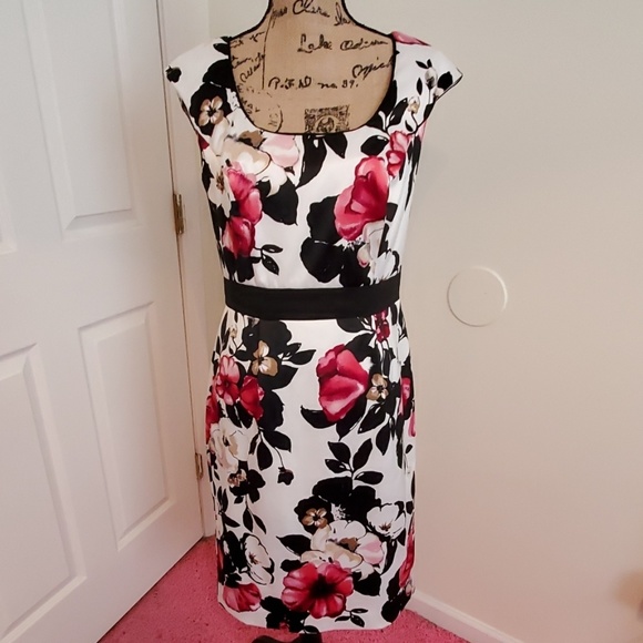 White House Black Market Dresses & Skirts - WHBM BEAUTIFUL floral dress